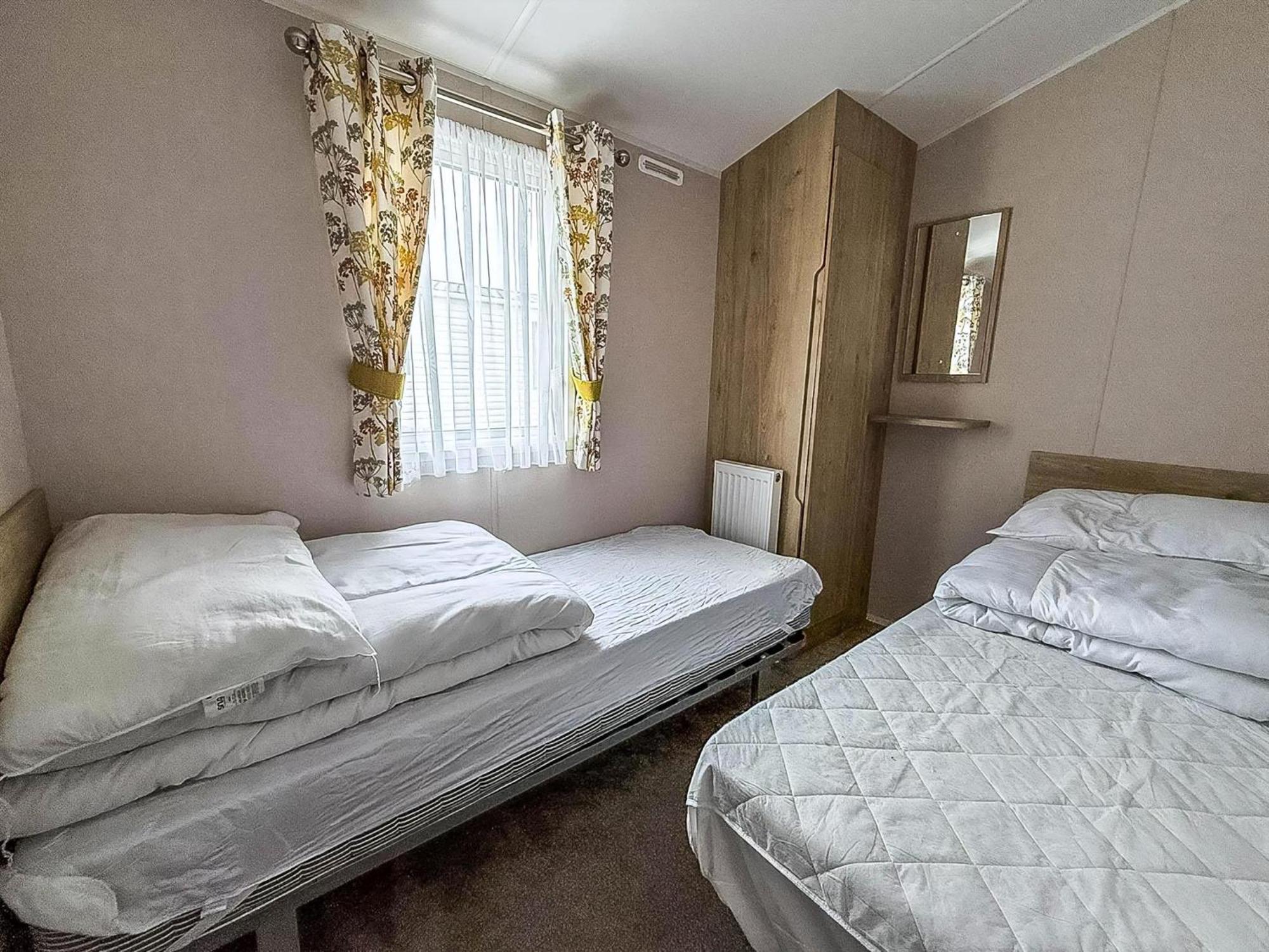 Modern 6 Berth Caravan With Wifi At St Osyth Beach In Essex Ref 28008Pm Clacton-on-Sea Exterior foto